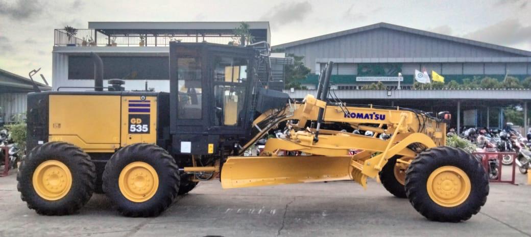 Logistics team coordinating Nipindo delivery